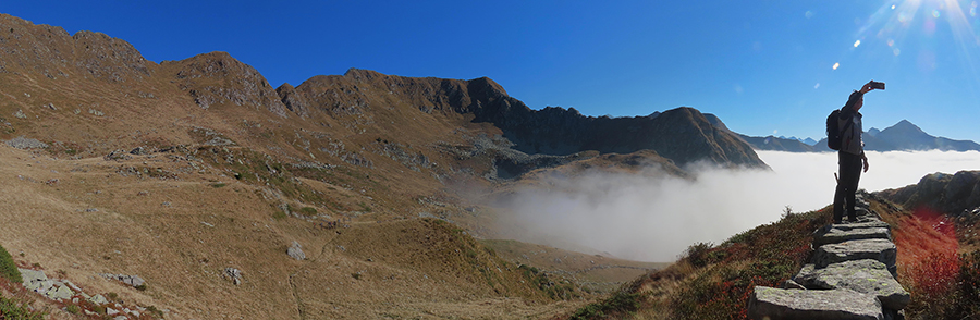 La conca del Rif. Balicco e Bivacco Zamboni nel sole sopra le nuvole